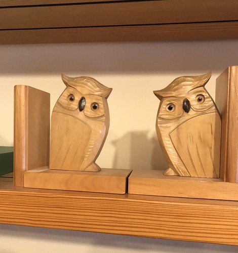 Vintage buchstützen aus holz - aus,